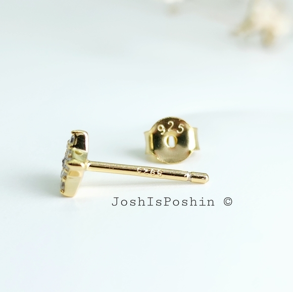 Star shape diamond stud earrings in 18K gold over sterling silver - Picture 5 of 8